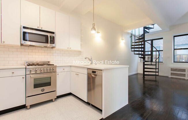 2 beds, 1 bath, $6,800, Unit 12E