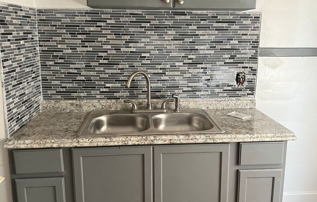 2 bedroom/ 1 bathroom unit!