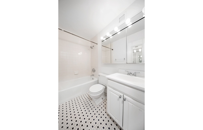 3 beds, 2 baths, $10,900, Unit 6P