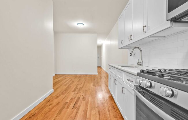 2 beds, 1 bath, $3,600, Unit 1R