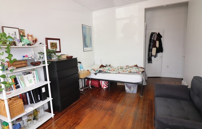 3 beds, 1 bath, $4,595, Unit 6