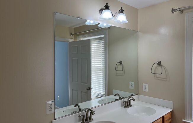 3 beds, 2.5 baths, $3,000