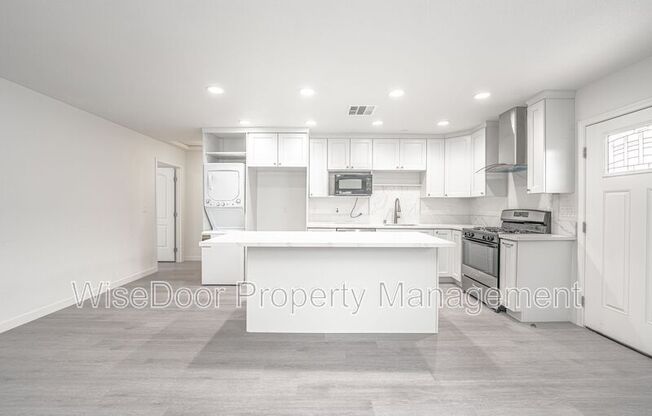 609 W 4 ST LN