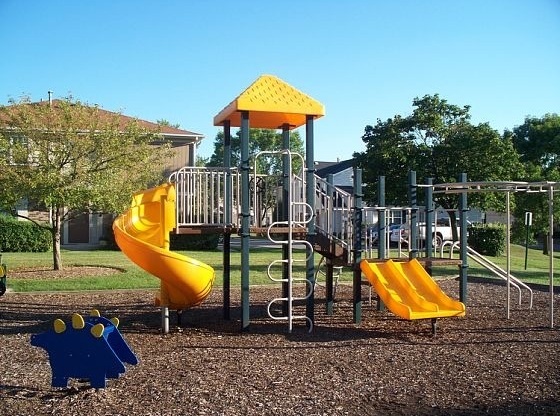 Beautiful 2 bd 1 1/2 ba as soon as July 1 move-in. Great Vernon Hills location!