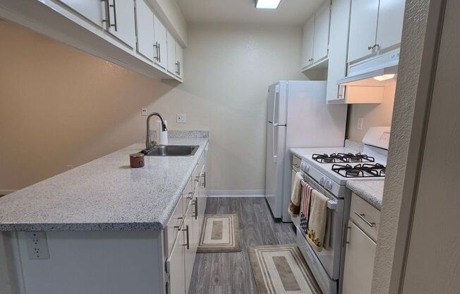2 beds, 1 bath, 920 sqft, $1,800, Unit 18