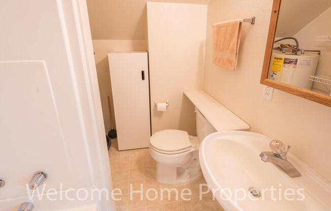 Spacious Attic Apartment Close to WWU
