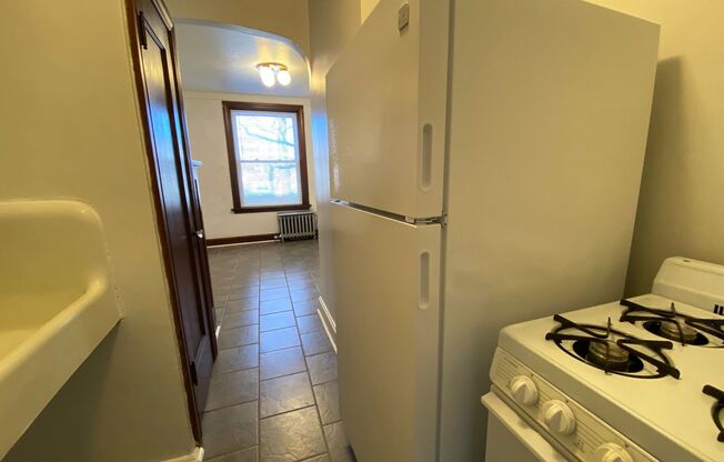 Studio, 1 bath, 400 sqft, $825, Unit 111