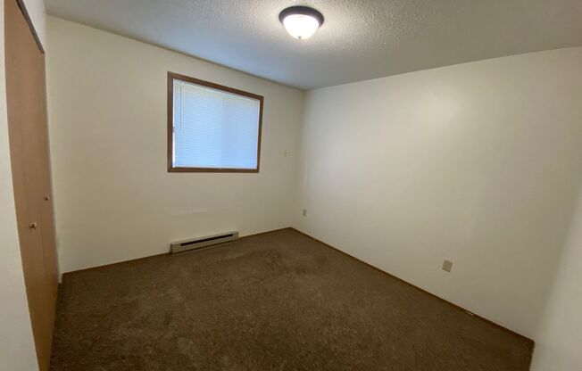 3 beds, 1 bath, 900 sqft, $995, Unit 03