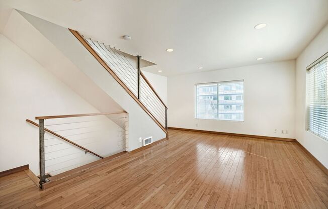 Beautiful 2 Bed Townhome Conveniently Located In Seattle!