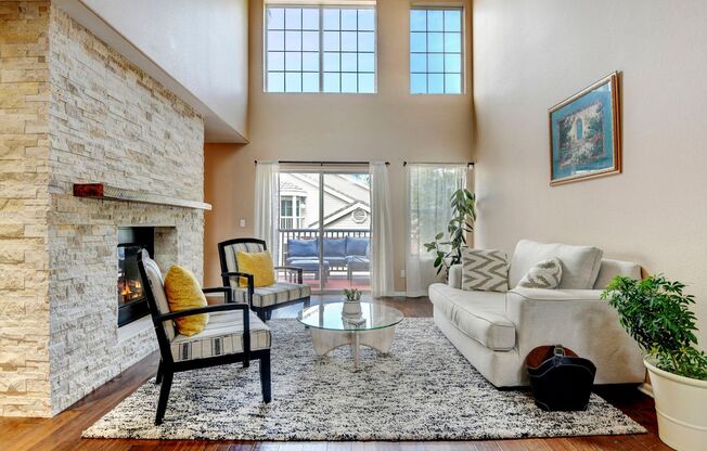 Beautiful luxury townhome style condominium in Masters Park