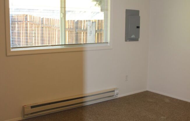2 beds, 1 bath, $1,400, Unit 2025 SE River Road, WP 403