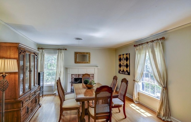 Beautiful Home Located in Southdowns Close to LSU and Interstate!!!