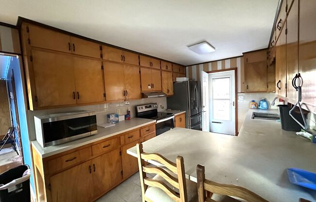 3 beds, 1 bath, $1,600