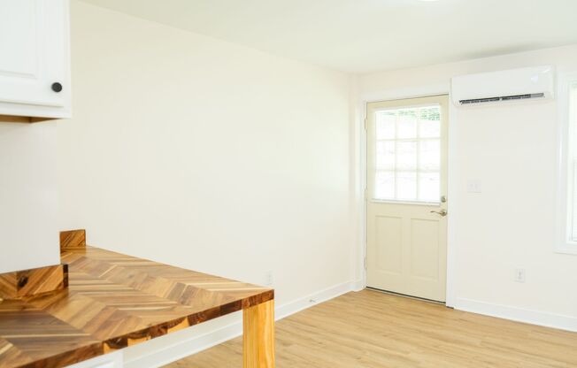 1 bed, 1 bath, $1,300, Unit Apt #C