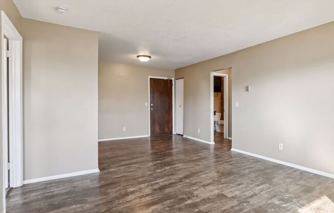 2 beds, 1 bath, $1,050, Unit Unit 4