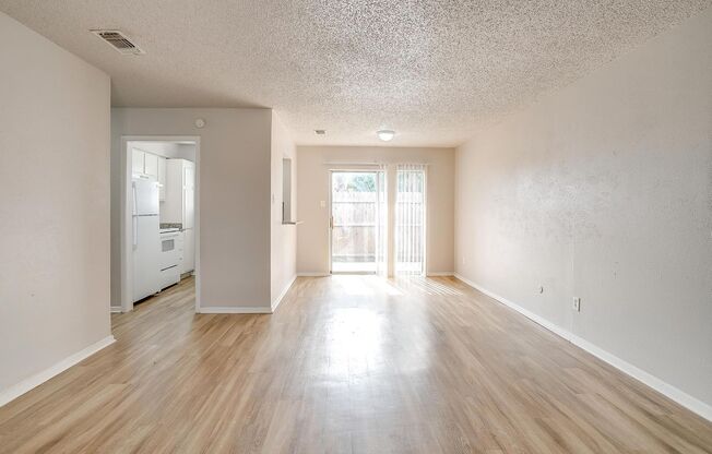 1 bed, 1 bath, $1,025, Unit 322 W Mustang