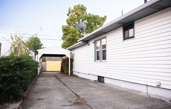 Large 2 Bed 2 Bath Home w/ Detached Garage in the Heart of Spokane!