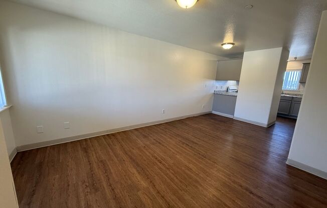 500 S. Oakley Unit H - 2 Bedroom Apartment with 1 Month Free Rent for Move In Before 7/31
