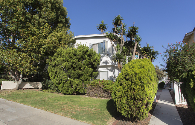 La Jolla / Village Area: One Bedroom in the Village with Onsite Laundry!