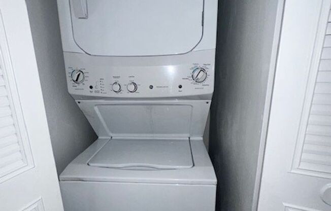 2 beds, 1 bath, 896 sqft, $2,250, Unit B405