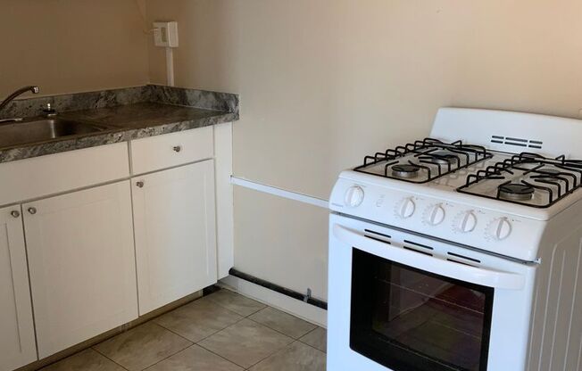 1 bed, 1 bath, 450 sqft, $825, Unit 403 W. JAMES ST.  #16