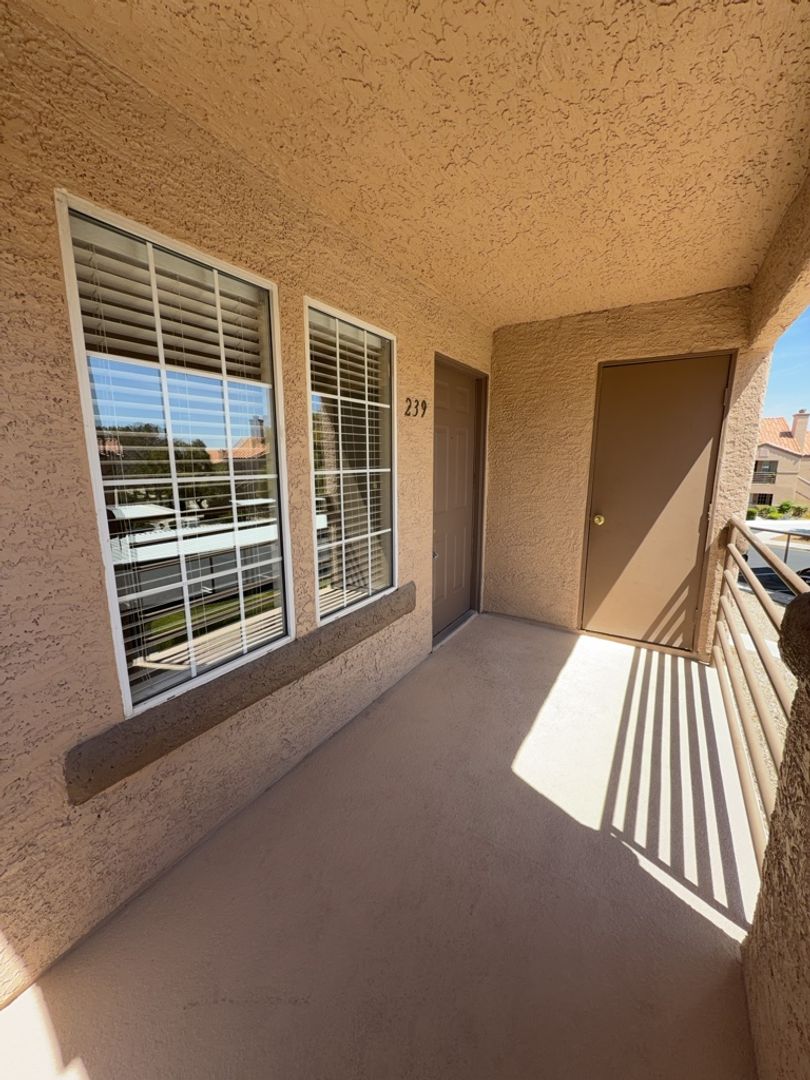 *NEW APPLIANCES*NEW FLOORING*LAKEVIEW CONDOS