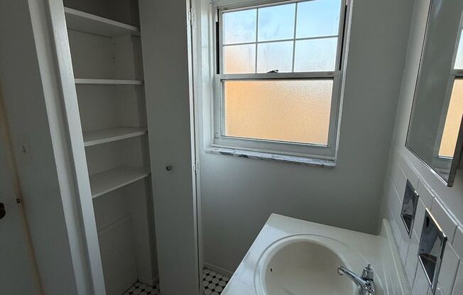 Studio, 1 bath, 295 sqft, $1,275, Unit Old King Edward 571