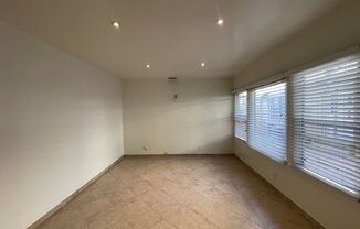 Bright & Spacious Unit in the Heart of Burbank – Utilities Included!