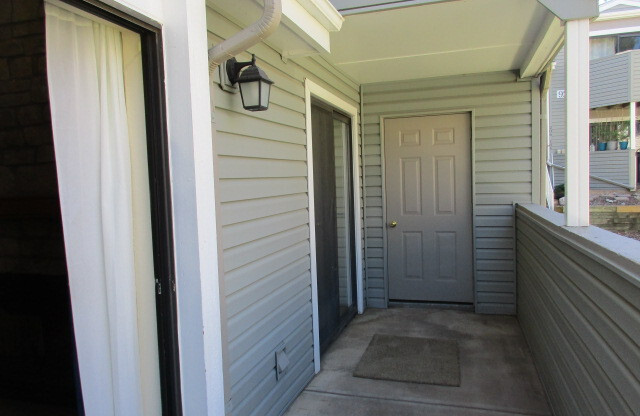2 beds, 2 baths, 1,020 sqft, $1,900, Unit 921 S Zeno Way