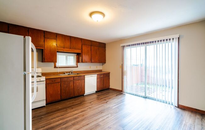 3 beds, 1.5 baths, $1,795, Unit 1250IN