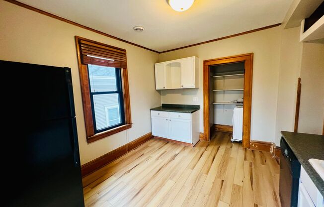 3 beds, 1 bath, 1,200 sqft, $1,800, Unit 2513 Grand Ave S - Upper