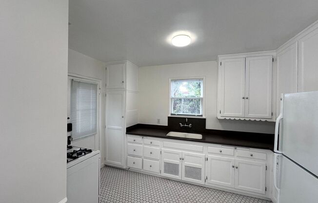 Lovely Cozy & Spacious renovated upper level 1 Bedroom / 1 bath Unit in Melrose / Fairfax District !