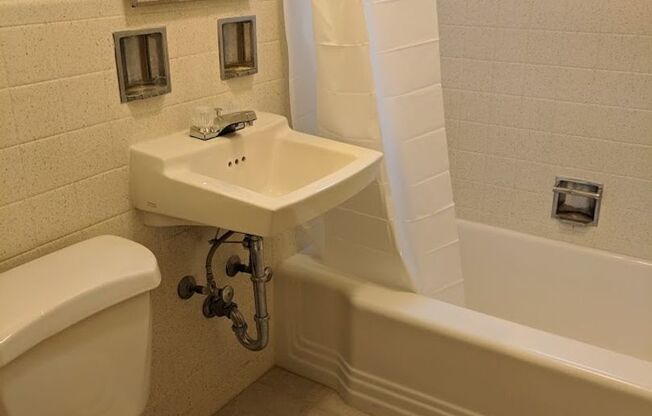 3 beds, 2 baths, $2,325, Unit 114B
