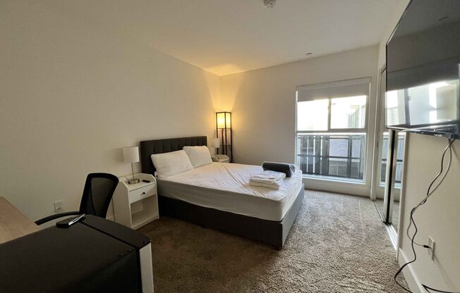 4 beds, 3 baths, 120 sqft, $1,550, Unit 309 - Deluxe Room - 1