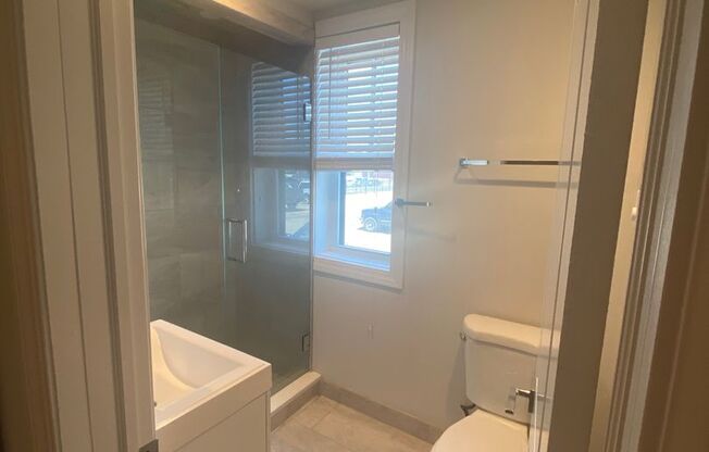 Studio, 1 bath, 340 sqft, $1,095, Unit 2-3