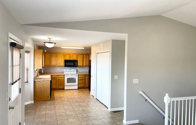 Adorable & Spacious Main Level Living in WindMill Mesa!!