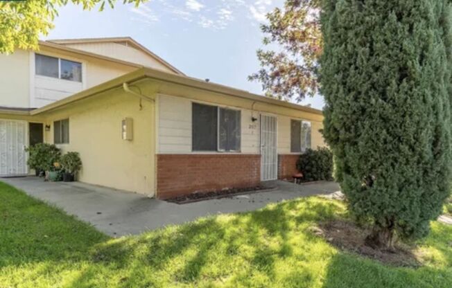 Great Condo nestled in the middle of two grassy areas- Super location to Freeway - 2 Bed 1 bath