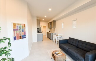 Studio, 1 bath, 250 sqft, $1,350, Unit B