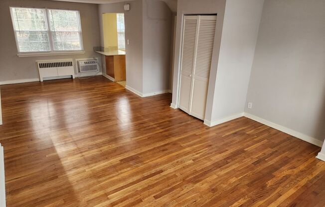 2 beds, 1 bath, 897 sqft, $2,335, Unit E-17