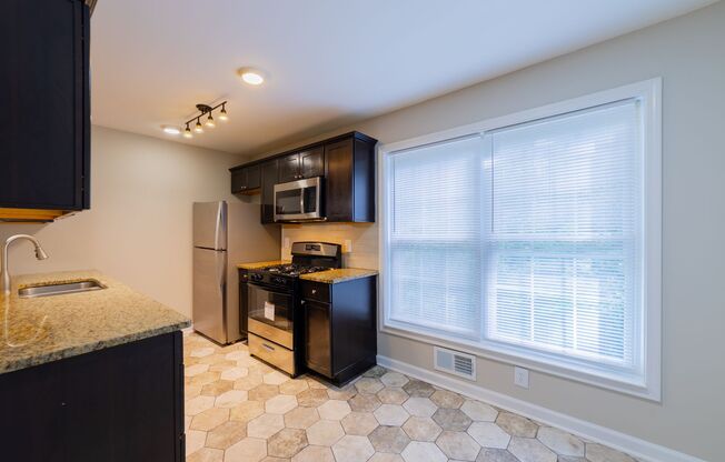 3 beds, 2 baths, 1,300 sqft, $1,825, Unit 666FPL