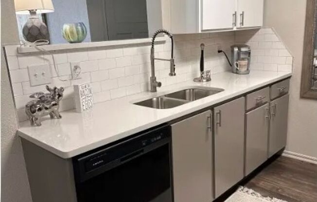 2 beds, 2 baths, 1,000 sqft, $1,275, Unit 6-612