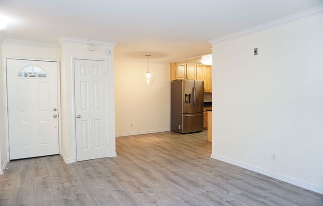 Great 2B/2BA Corner Unit Condo w/ In-Unit Washer/Dryer and Central Air!