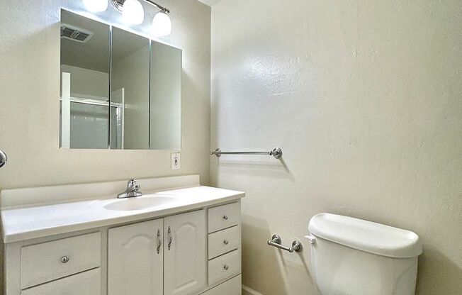 Spacious 2 Bedroom/1 Bath Apartment in Belmont Hills Available NOW!