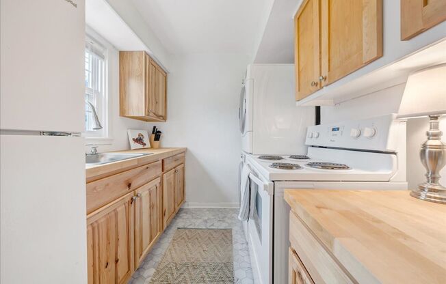 2BD/1BA - Walking Distance to Downtown and W&L!
