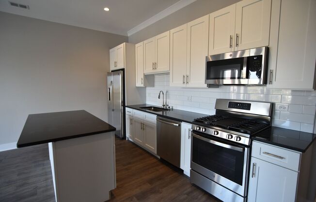 2 beds, 2 baths, 950 sqft, $3,550, Unit 927-201