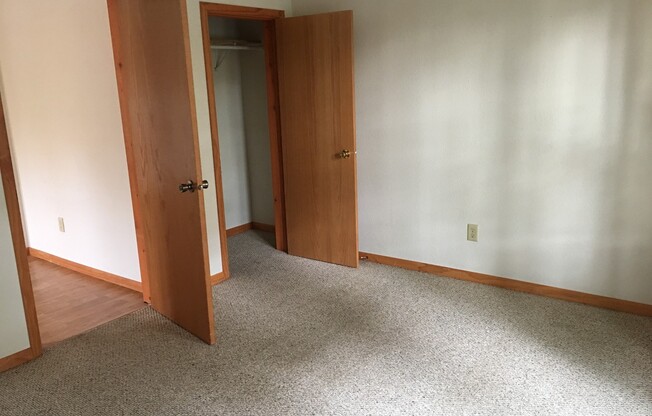 3 beds, 1 bath, 800 sqft, $895