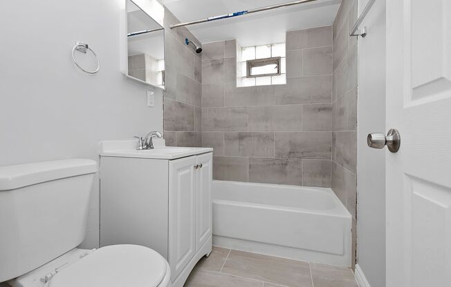 2 beds, 1 bath, 480 sqft, $1,525, Unit 4242 1/2 - 3E