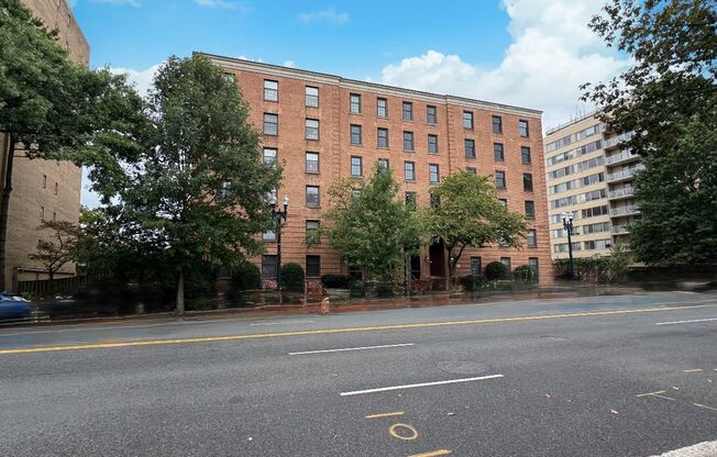 Charming 3 BR/2.5 BA 2-Level Condo in Cathedral Heights!