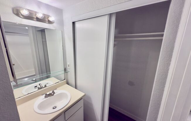 Studio, 1 bath, 450 sqft, $925, Unit 102