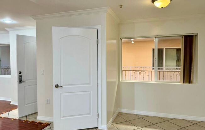 Spacious 2 bedroom condo in Van Nuys